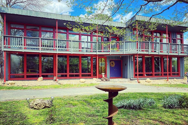 Boogie Nights Manor Exterior