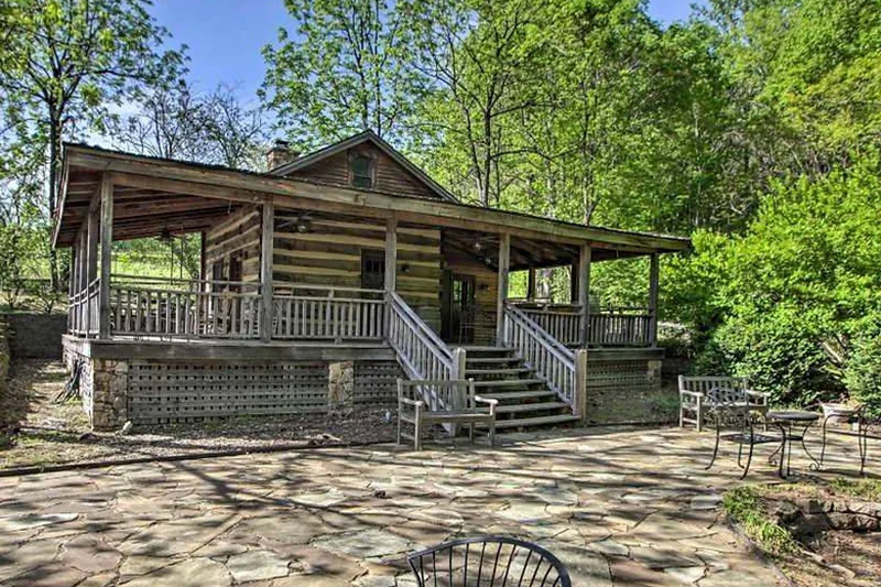 Mountain & Vine Vineyards Log Cabin